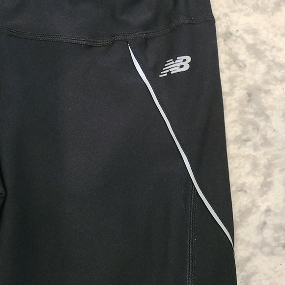 New Balance crops with reflective piping - Picture 4 of 8